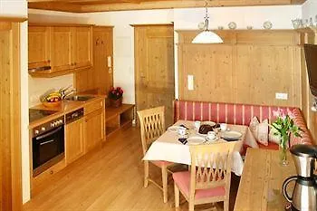 Gaestehaus Schneider Am Dorfplatz بيت ضيافة ألباخ