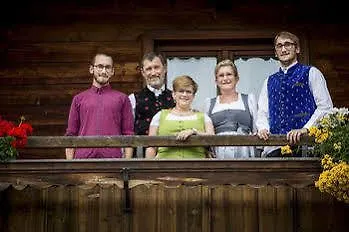 Konukevi Gaestehaus Schneider Am Dorfplatz