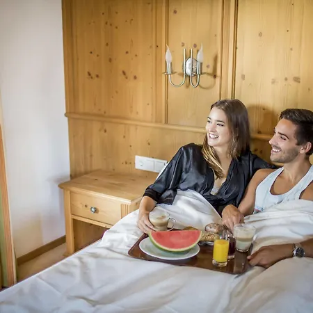 Konukevi Gaestehaus Schneider Am Dorfplatz Alpbach