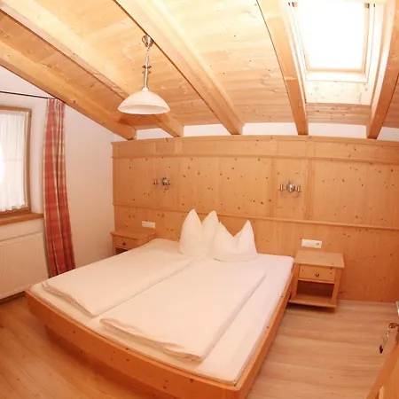 Konukevi Gaestehaus Schneider Am Dorfplatz